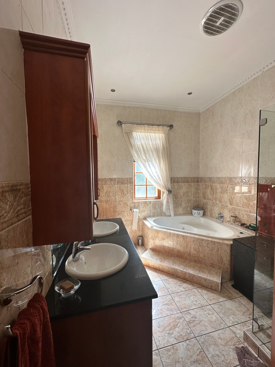 5 Bedroom Property for Sale in Mill Park Eastern Cape